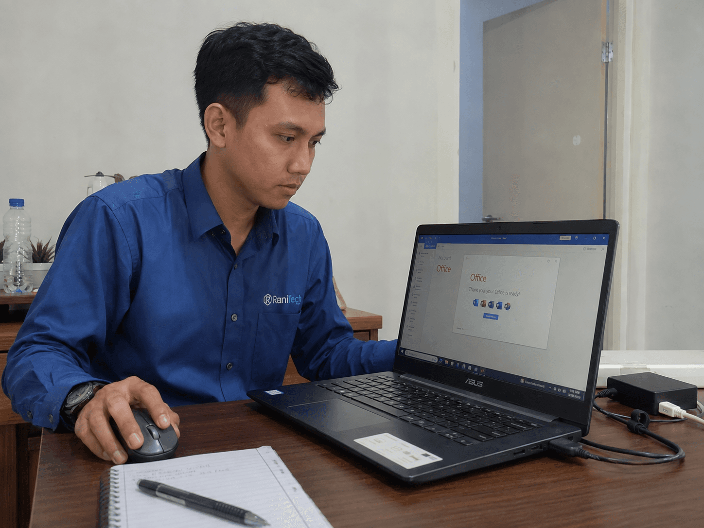 Ilustrasi proses instalasi Microsoft Office pada laptop