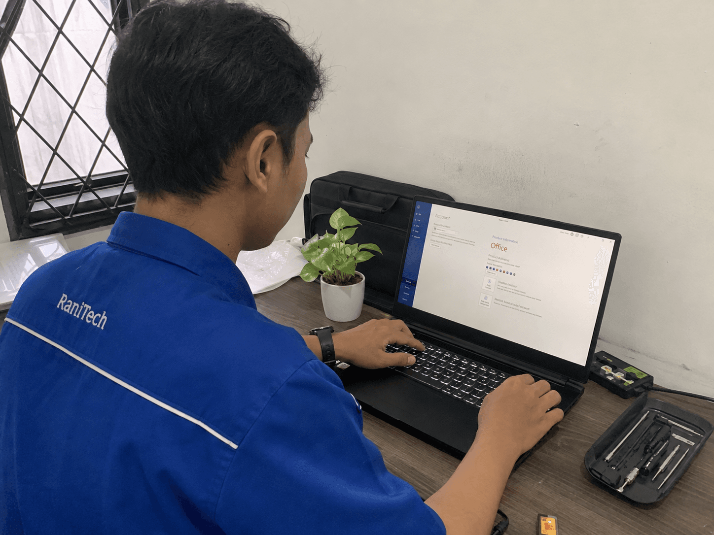 Ilustrasi pengecekan Microsoft Office pada laptop